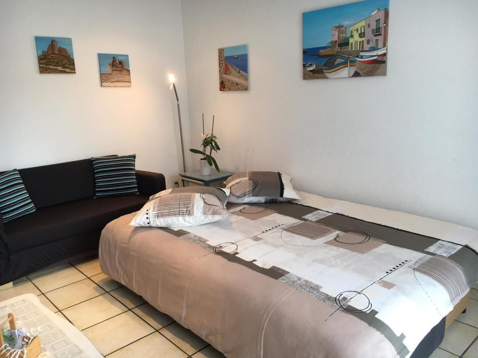 Bed, Living room