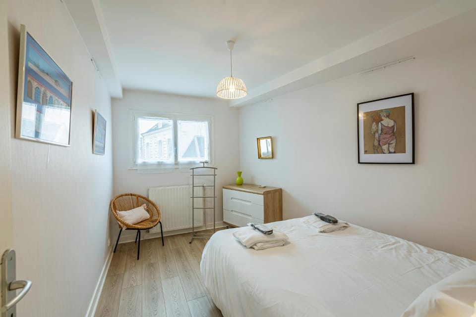 Photo of the whole room, Bedroom, City view