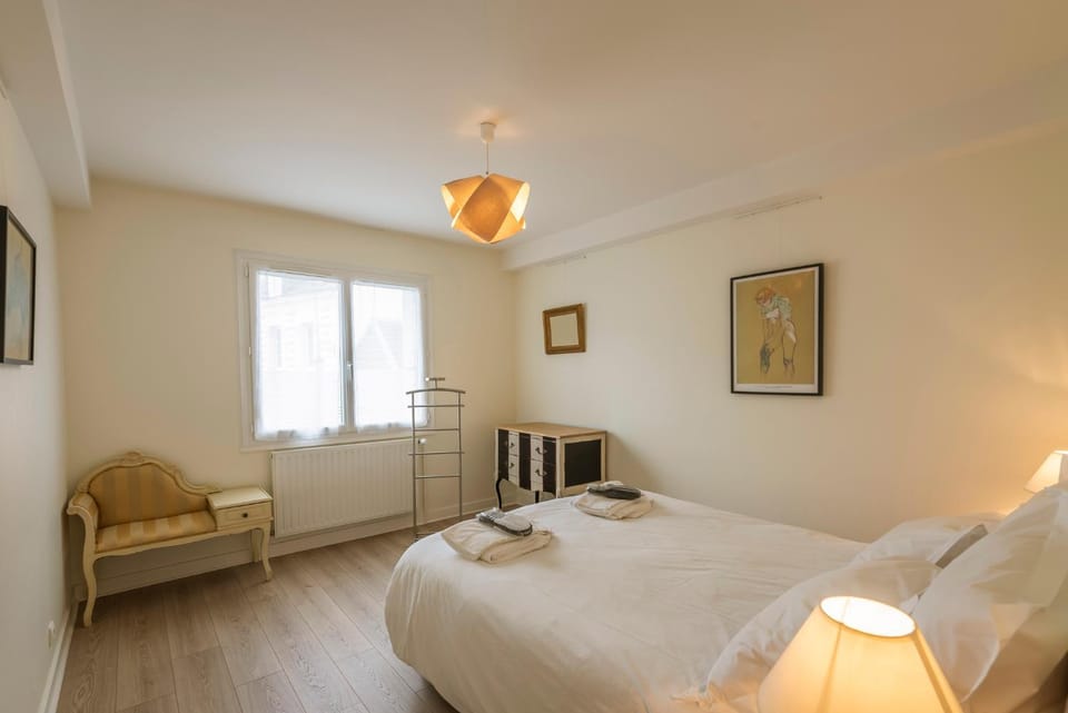 Photo of the whole room, Bedroom