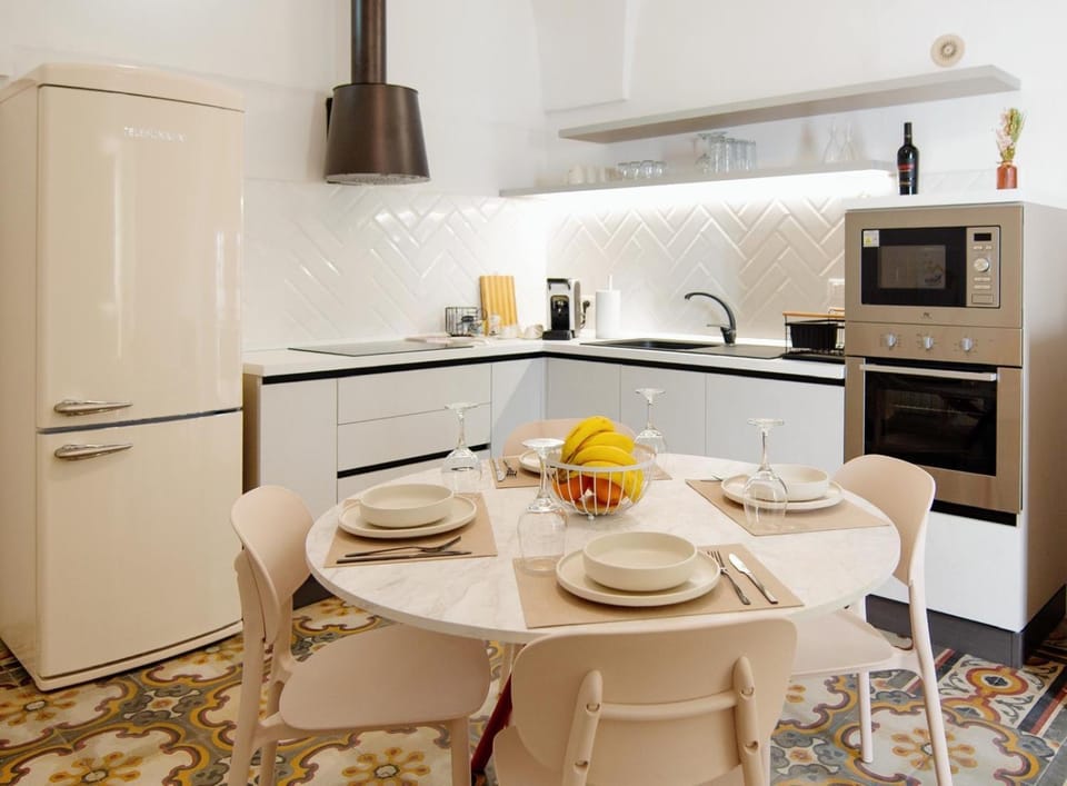 Coffee/tea facilities, Kitchen or kitchenette, Food and drinks, Dining area, Food, dishwasher, oven, stove