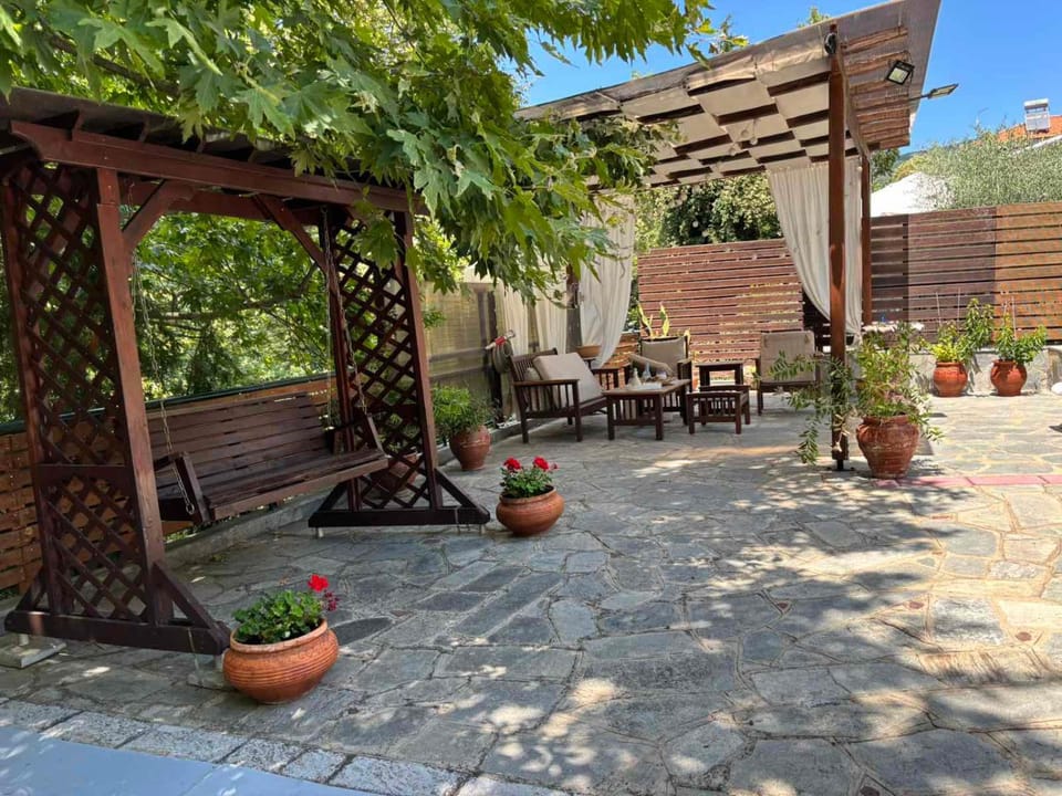 Patio, Spring, Day, Garden, Dining area, Garden view