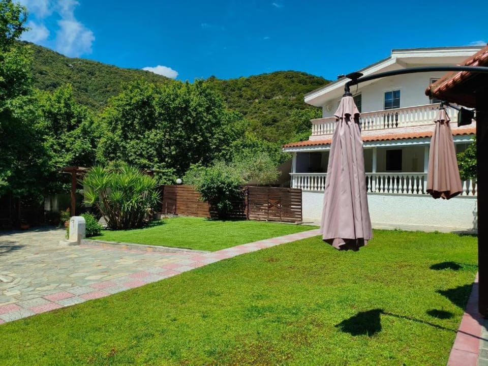 Property building, Day, Natural landscape, Garden, Garden view, Mountain view