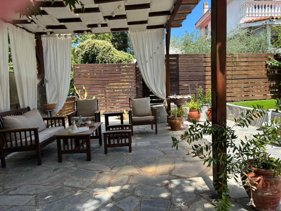 Spring, Day, Garden, Balcony/Terrace, Living room, Seating area, Dining area, Garden view