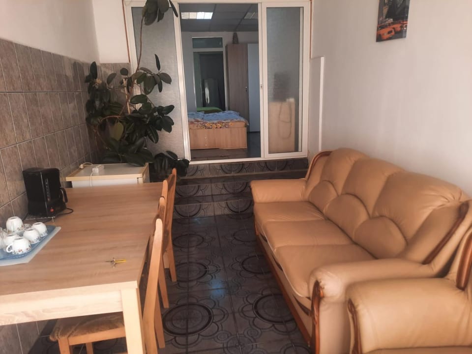 Bed, Coffee/tea facilities, Living room, Photo of the whole room, Seating area, Dining area, minibar
