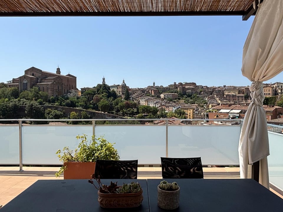 Solarium, View (from property/room), Balcony/Terrace, Dining area, City view, Landmark view