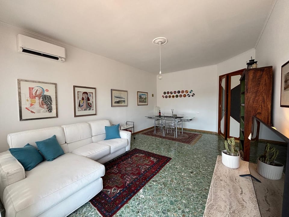 TV and multimedia, Living room, Seating area, Dining area, City view, air conditioner
