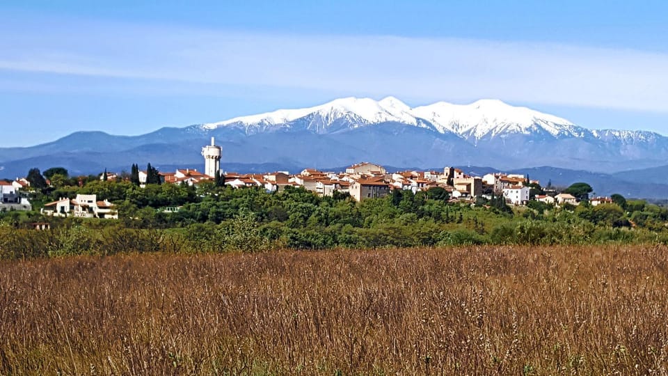 Nearby landmark, Day, Natural landscape, View (from property/room), Hiking, Cycling, City view, Mountain view