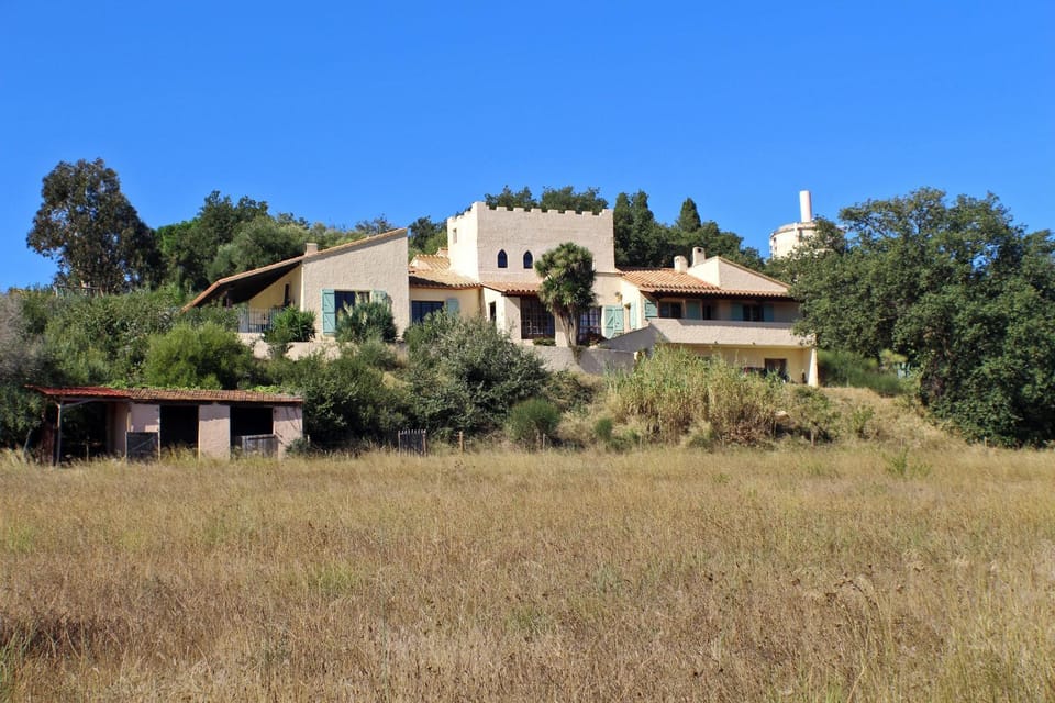 Property building, Facade/entrance, Day, Natural landscape, Garden, Balcony/Terrace, Balcony/Terrace