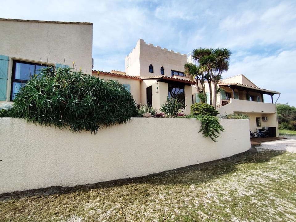 Property building, View (from property/room), Balcony/Terrace, Lobby or reception, Garden view, Sunrise