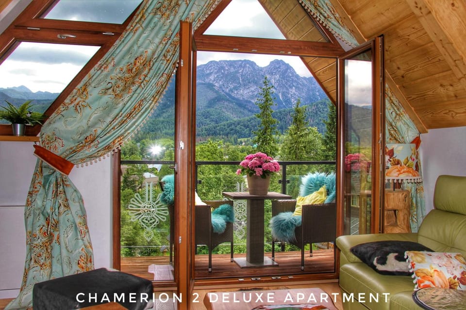 Balcony/Terrace, Living room, Mountain view