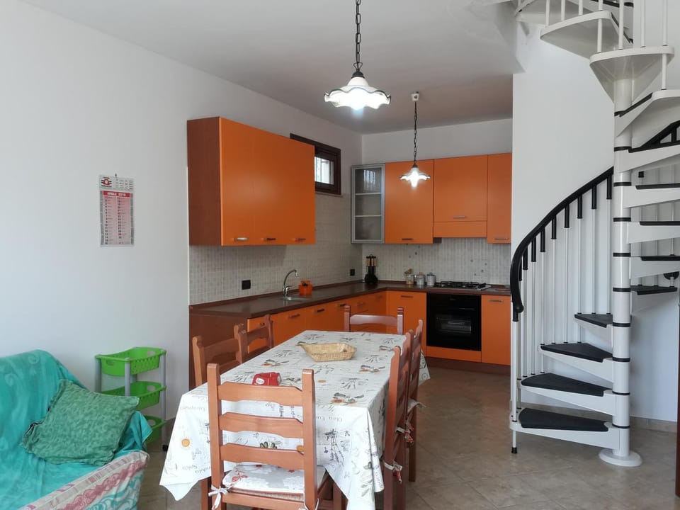 Kitchen or kitchenette, Living room, Seating area, Dining area, stove