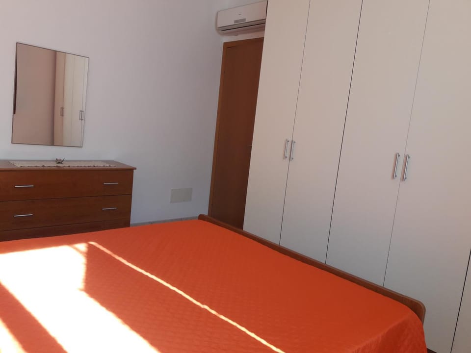Bed, Photo of the whole room, Bedroom, wardrobe, air conditioner