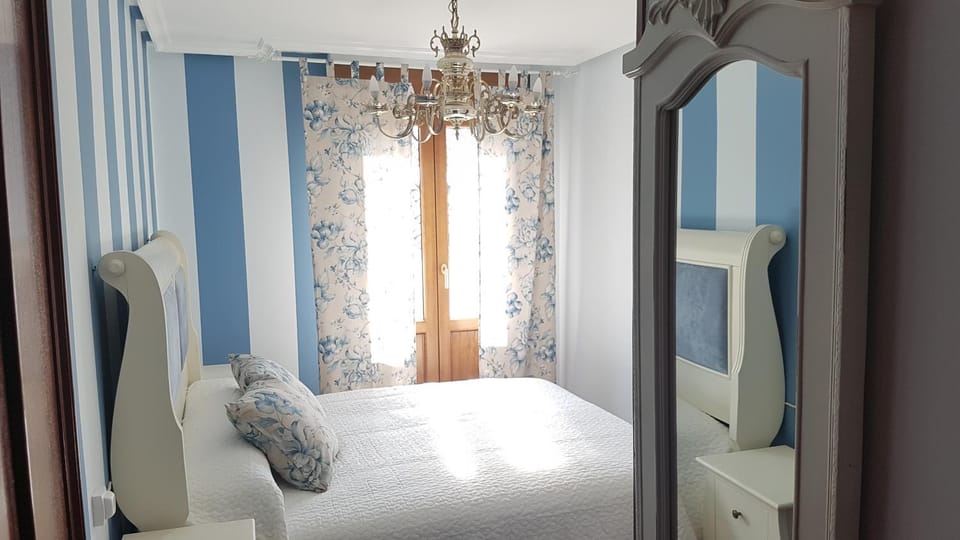 Bed, Balcony/Terrace, Photo of the whole room, Bedroom, Street view, Street view