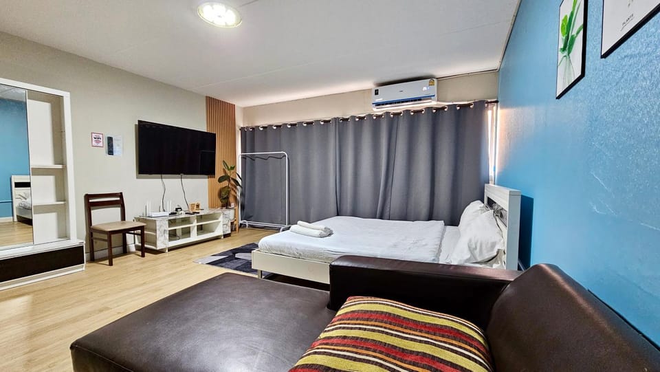 TV and multimedia, Photo of the whole room, Bedroom