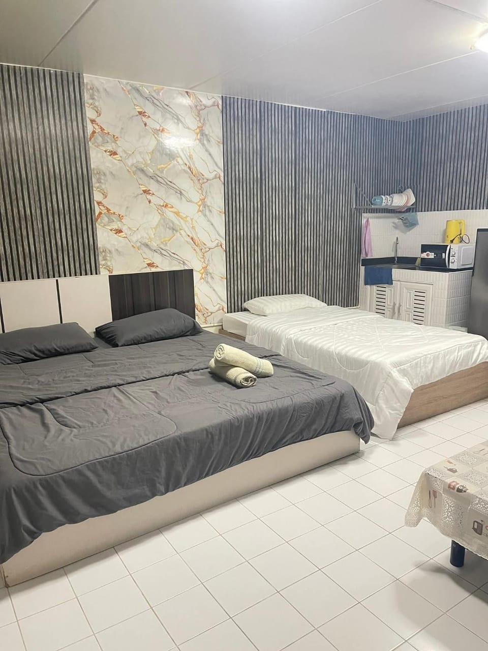 Bed, Photo of the whole room, Bedroom, towels