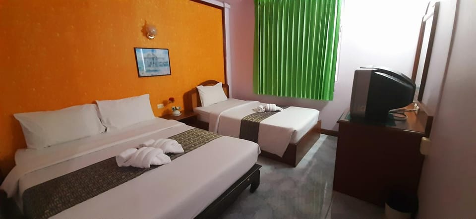 Bed, TV and multimedia, Bedroom, towels