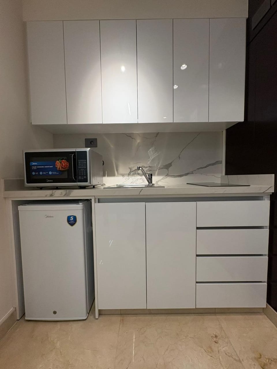 Kitchen or kitchenette, minibar, stove