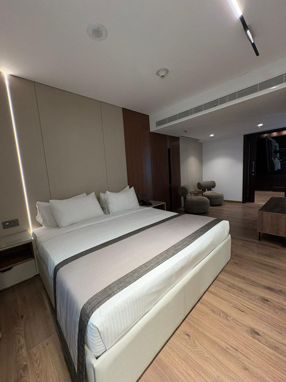 Bed, Photo of the whole room, Seating area