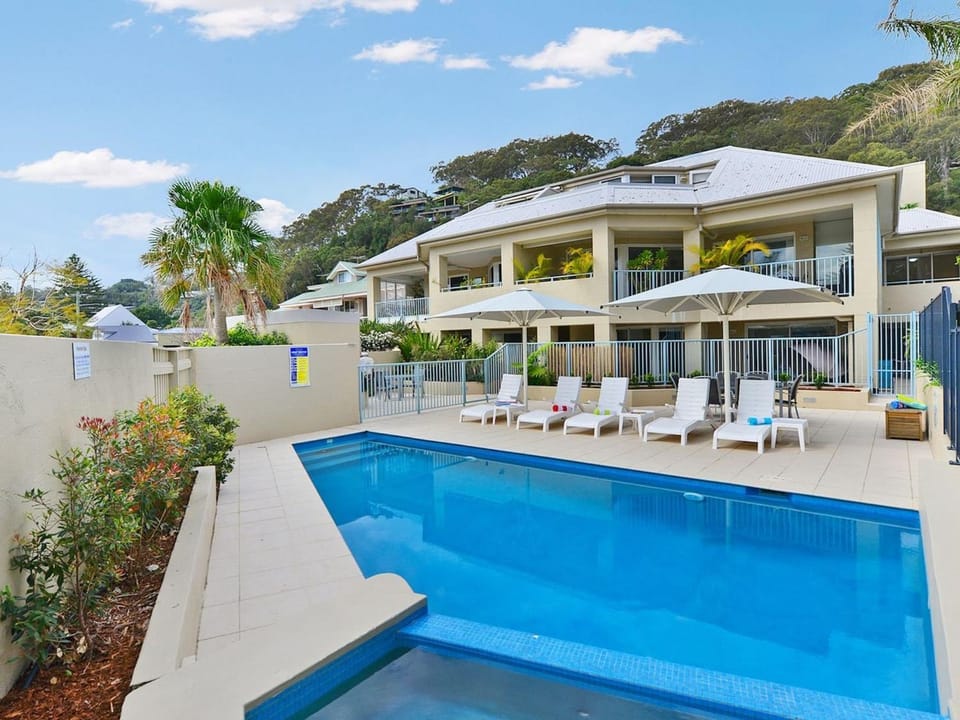 Property building, Day, Pool view, Swimming pool, sunbed