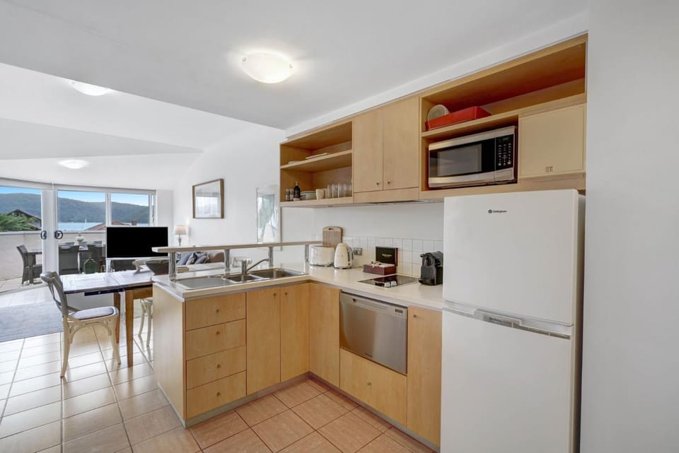 TV and multimedia, Coffee/tea facilities, Kitchen or kitchenette, Dining area, minibar, stove, toaster