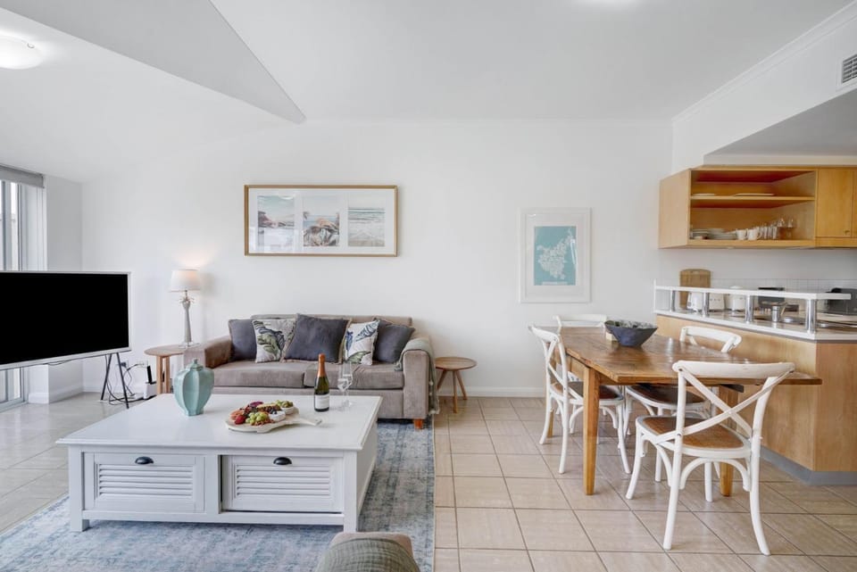 TV and multimedia, Kitchen or kitchenette, Living room, Seating area, Dining area