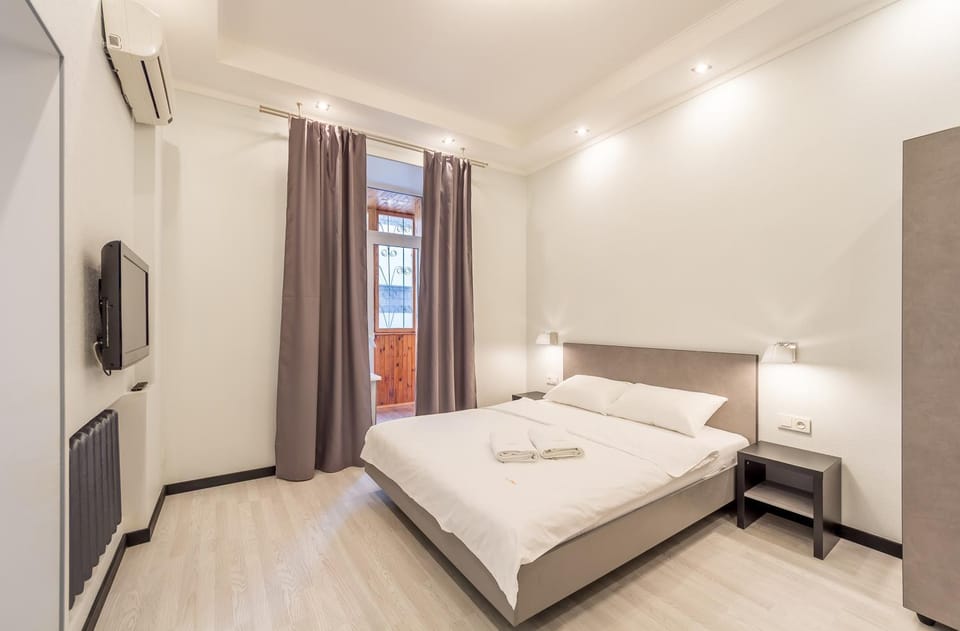 Bed, TV and multimedia, Balcony/Terrace, Photo of the whole room, Decorative detail, Bedroom, air conditioner