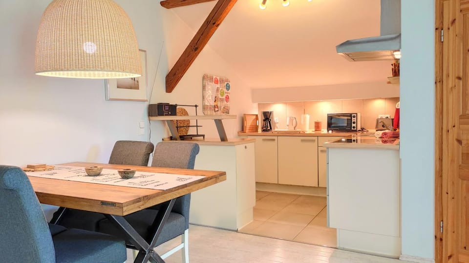 Kitchen or kitchenette, Photo of the whole room, Seating area, Dining area