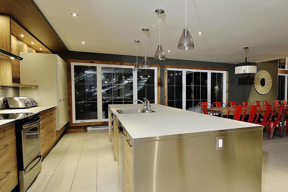 Le Sto Shack 25 Chemin Blanc by Les Chalets Alpins Chalet in Quebec