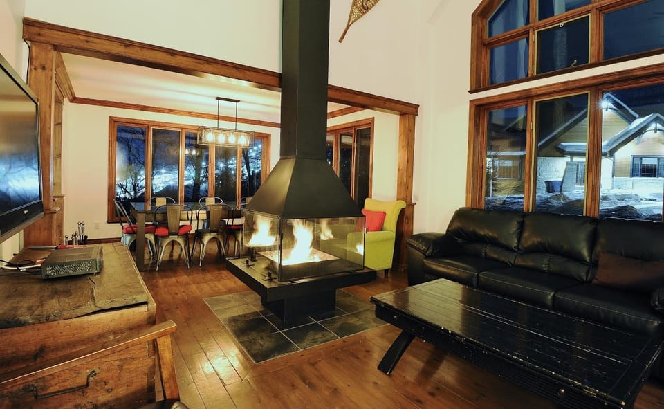 Chalets Alpins- 10 Chemin des Montagnards Chalet in Quebec