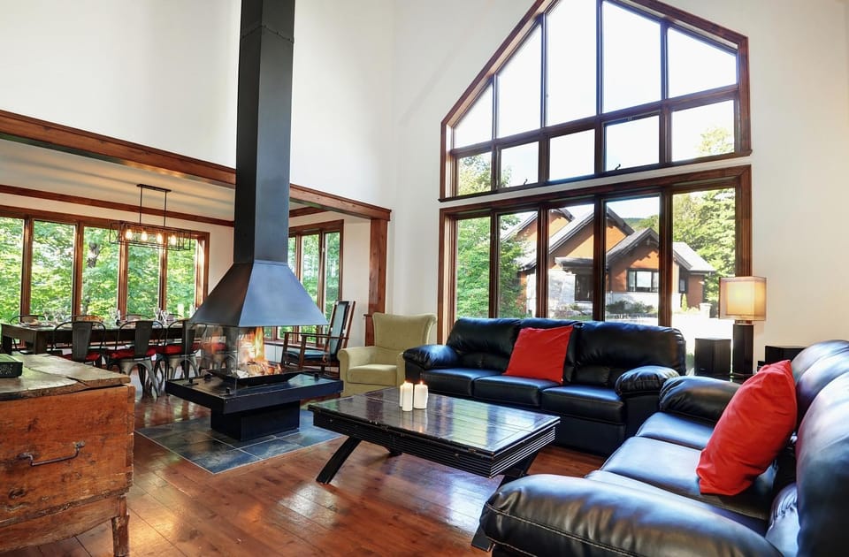 Chalets Alpins- 10 Chemin des Montagnards Chalet in Quebec