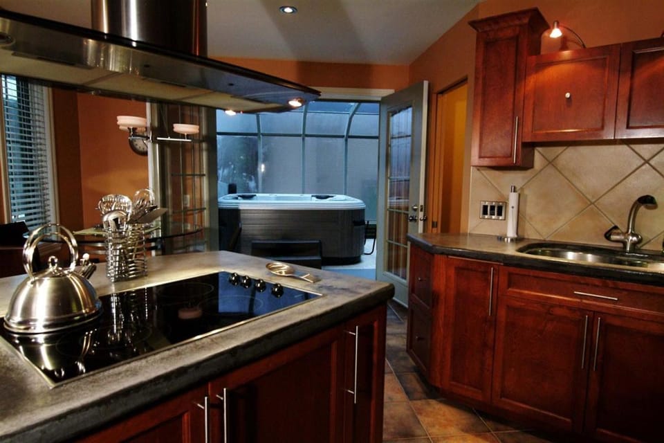 Hot Tub, Kitchen or kitchenette