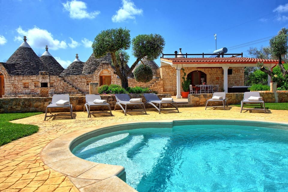 Property building, Garden, Garden view, Pool view, Swimming pool, sunbed