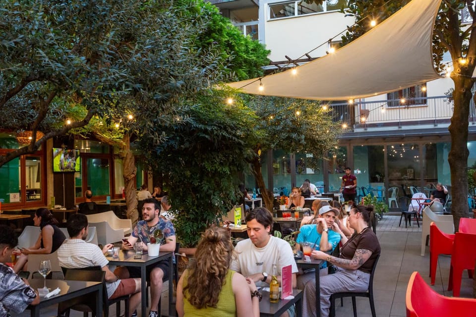Restaurant/places to eat, People, Garden, Food and drinks, Food, Garden view, group of guests