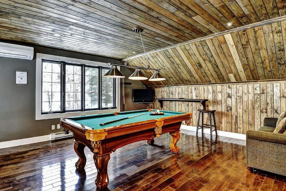Billiard, Game Room