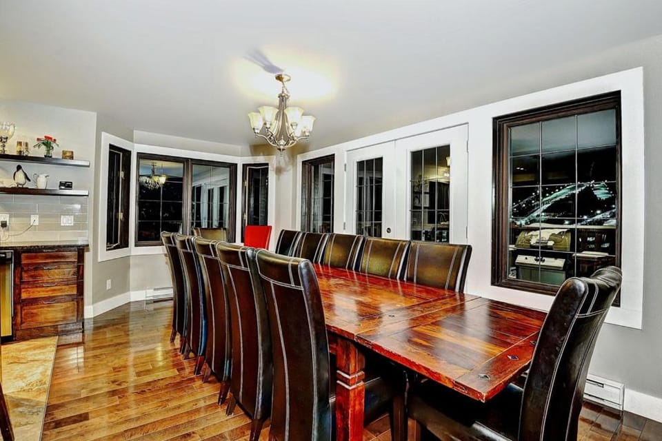 Night, Dining area