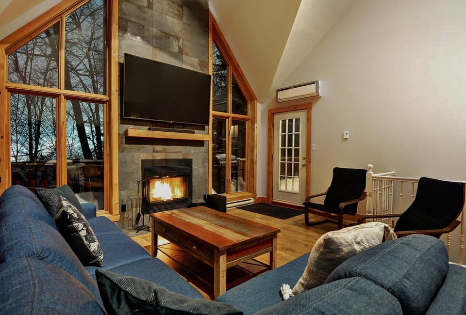 Chalets Alpins- 4 Chemin des Montagnards Chalet in Quebec