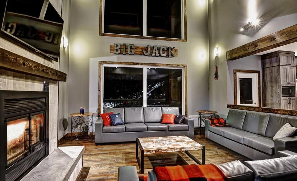 The Big Jack Chalet 33 Chemin Blanc by Les Chalets Alpins Chalet in Quebec