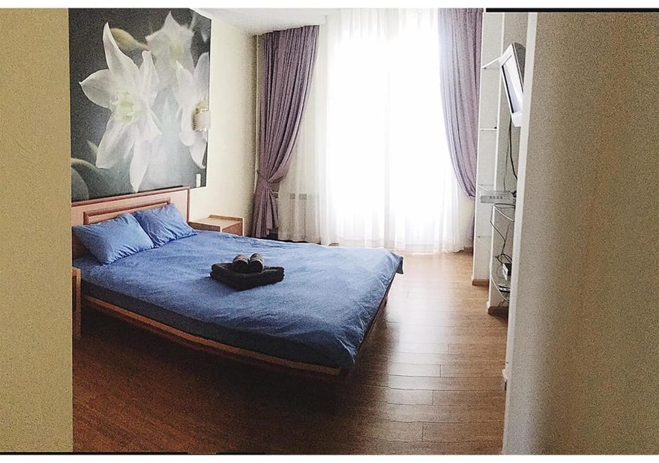 Bed, TV and multimedia, Seating area, Bedroom