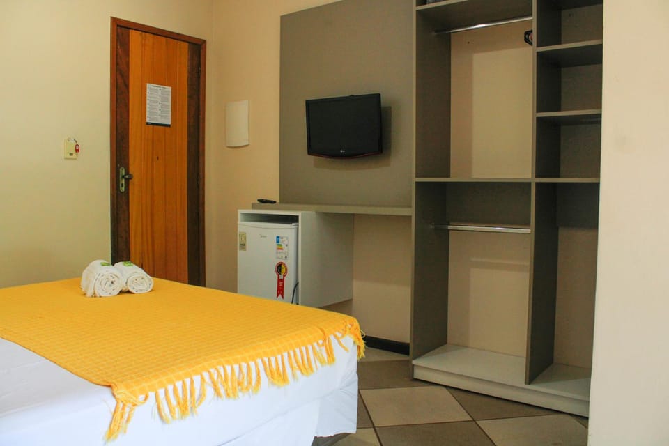 Bed, TV and multimedia, Photo of the whole room, Bedroom, oven, towels, wardrobe