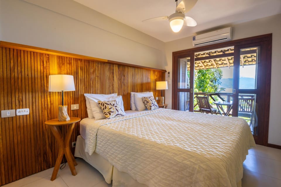 Bed, View (from property/room), Balcony/Terrace, Photo of the whole room, Bedroom, Sea view, fireplace, air conditioner