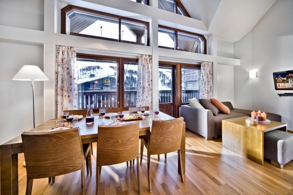 TV and multimedia, Living room, Seating area, Dining area