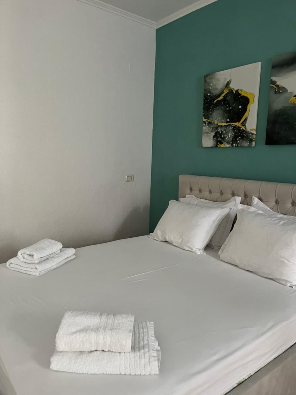 Bed, Photo of the whole room, Bedroom, towels