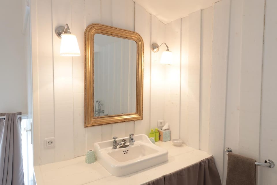 Staff, People, Bathroom
