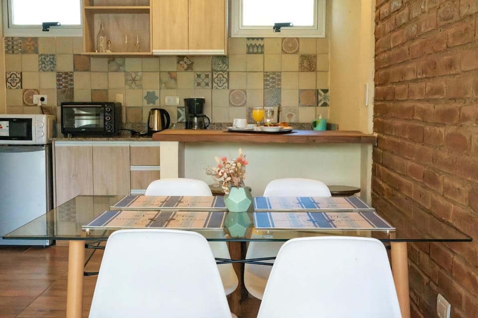 Coffee/tea facilities, Kitchen or kitchenette, Dining area, toaster