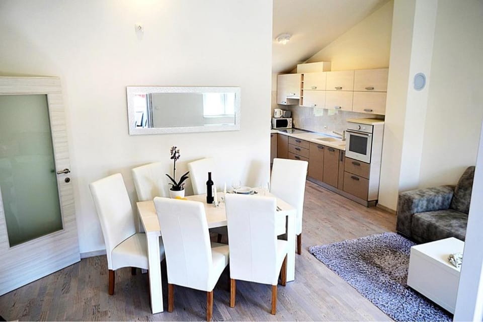 Seating area, Dining area