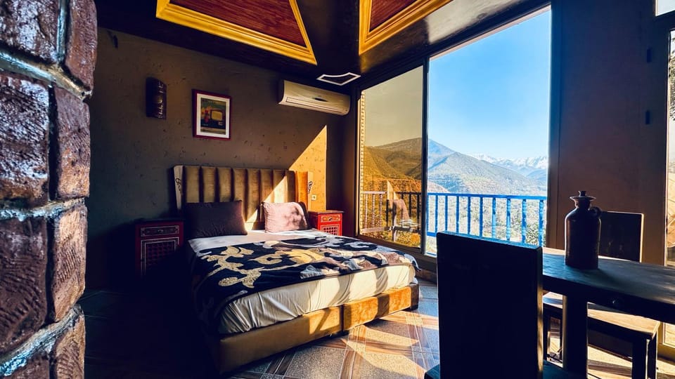 Bed, Seating area, Lake view, Mountain view