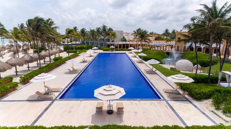 Day, Pool view, Swimming pool, sunbed