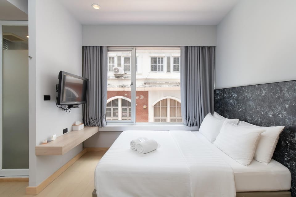Bed, TV and multimedia, Photo of the whole room, Bedroom, towels