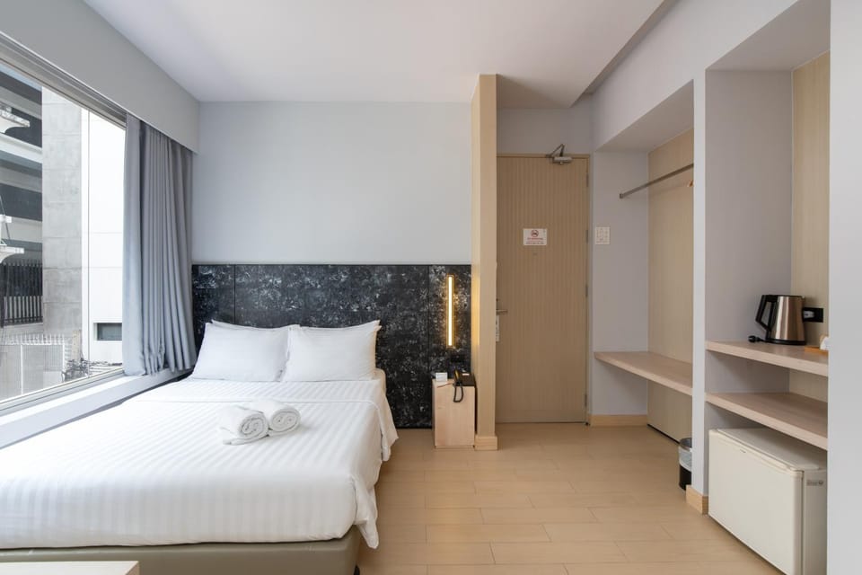 Bed, Bedroom, towels