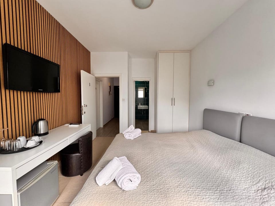 Photo of the whole room, Bedroom, wardrobe